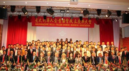 中國僑網(wǎng)中國駐米蘭總領(lǐng)館廖菊華總領(lǐng)事,、米蘭當(dāng)?shù)卣鸵獯罄A人企業(yè)協(xié)會首屆會長團合影,。(意大利歐聯(lián)通訊社)