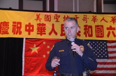 中國僑網(wǎng)圣地亞哥警察局副局長瓦爾特·瓦斯奎斯致詞,,向眾人祝賀佳節(jié),,并推崇華人是遵紀守法的模范群體。(美國《世界日報》/李大明 攝)