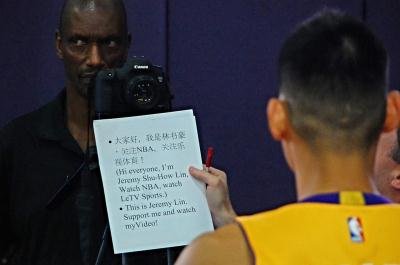 中國僑網(wǎng)林書豪私底下苦練中文已有成果,,媒體日他可以讀簡體中文,,錄制短片。(美國《世界日報》/陳光立 攝)