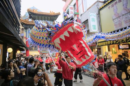 中國(guó)僑網(wǎng)10月1日,日本橫濱中華街舉行了國(guó)慶節(jié)慶?;顒?dòng),。當(dāng)天表演了“舞獅采青”,祈愿生意興隆,。(日本共同社)