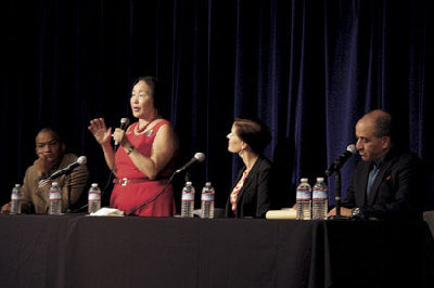 中國(guó)僑網(wǎng)市長(zhǎng)關(guān)麗珍,、薛利比(Libby Schaaf)、派克(Byran Parker),、圖曼(Joe Tuman)等候選人,,針對(duì)華裔居民關(guān)心的公共安全、打擊犯罪,、經(jīng)濟(jì)發(fā)展和增加稅收等問(wèn)題發(fā)表意見。