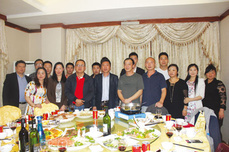 中國僑網(wǎng)會員合影留念。(南非華僑新聞網(wǎng))