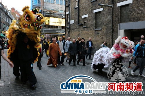 中國僑網(wǎng)華人舞獅隊(duì)歡迎永信方丈一行