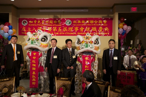 中國僑網(wǎng)醒獅獻(xiàn)瑞,,新老會長接福