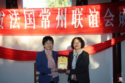 中國(guó)僑網(wǎng)市委常委,、統(tǒng)戰(zhàn)部部長(zhǎng)張躍向石巧芳會(huì)長(zhǎng)授牌