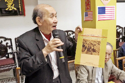 中國僑網(wǎng)華工筑鐵路150周年,,慶祝會籌委會主任伍璇燦展示特刊。(美國《世界日報》/關(guān)文杰 攝)