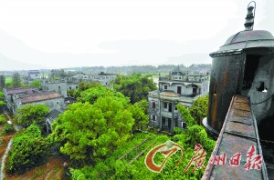 中國僑網(wǎng)廣東開平“世界村落”林立,均為歸僑回國后建設(shè),風(fēng)景宜人,,適宜居住,。(《廣州日報(bào)》)