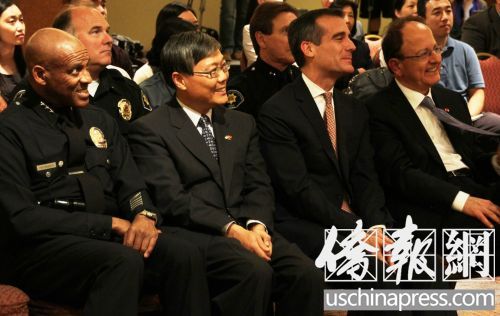 中國僑網(wǎng)出席28日中國留學(xué)生新生歡迎會的中美官員,,左起:裴辛吉、劉健,、賈希提與尼科阿斯,。(美國《僑報》/邱晨 攝)