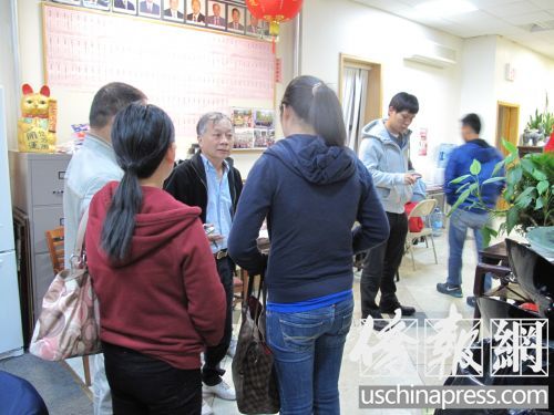 中國僑網(wǎng)滅門案女死者李海燕的弟弟李明發(fā)夫婦及親友10日到聯(lián)成公所向趙文笙求助,。(美國《僑報》/葉永康 攝)