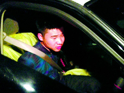 中國僑網(wǎng)周遠(yuǎn)在高速公路飆車逃逸時被警方逮捕并押上警車,。(美國《僑報》)