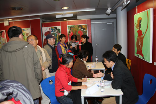 中國(guó)僑網(wǎng)義診現(xiàn)場(chǎng),。(法國(guó)《歐洲時(shí)報(bào)》/黃冠杰 攝)