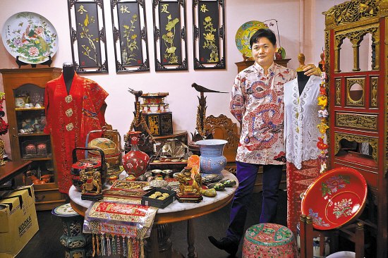 中國僑網(wǎng)黃俊榮向記者展示一個娘惹家庭的常見擺件,許多與中國傳統(tǒng)習俗相似。
