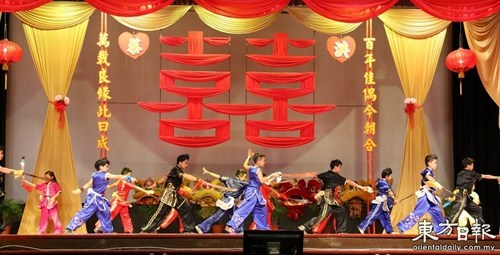 中國僑網(wǎng)整個舞臺的設(shè)計及所呈獻(xiàn)的表演,,仿佛置身一場武林喜宴,。(馬來西亞《東方日報》)