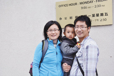 中國僑網楊錦陳(右)帶著孩子申請回中國旅行證。(美國《世界日報》王湛 攝)