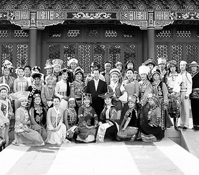 中國(guó)僑網(wǎng)雷學(xué)金(中)與中華民族園的少數(shù)民族演員合影