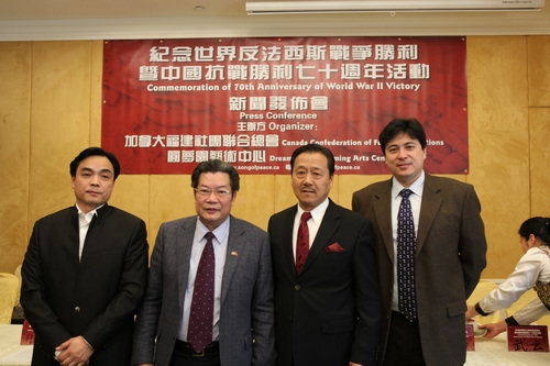 中國僑網(wǎng)籌委會共同主席歐陽元森(左2)張儉(左3)總導(dǎo)演張煒(右1)藝術(shù)總監(jiān)武云(左1)在發(fā)布會上致詞,。