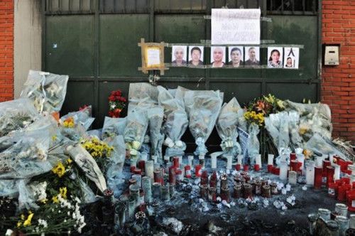 中國僑網普拉托華人在火災事故企業(yè)門前敬獻鮮花、悼念火災遇難同胞,。(意大利歐聯(lián)通訊社)