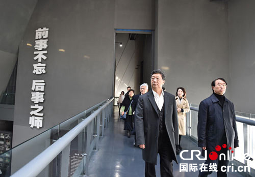 中國僑網(wǎng)海外華文媒體組織采訪團參觀侵華日軍南京大屠殺遇難同胞紀(jì)念館。圖為參訪團在南京大屠殺紀(jì)念館。