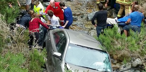 中國僑網(wǎng)一輛載有4名華人游客的小車沖出路面,造成1死3傷,。(澳洲新快網(wǎng)援引《新西蘭先鋒報》)