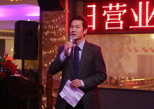 中國僑網(wǎng)法國華人律師協(xié)會(huì)會(huì)長孫濤介紹活動(dòng)取得的成果。(法國《歐洲時(shí)報(bào)》/孔帆 攝)