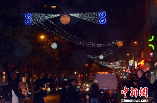 中國僑網(wǎng)圖為美麗城主要街道上亮起了金,、銀,、藍(lán)為主要色調(diào)的燈飾,,迎接圣誕節(jié)和新年?!↓垊ξ洹z