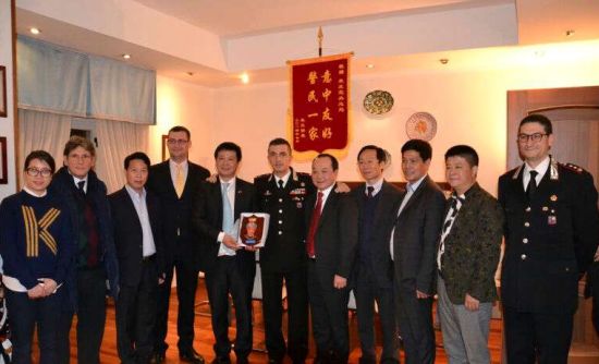 中國僑網(wǎng)米蘭僑社向憲兵總部贈(zèng)送“意中友誼,警民一家” 錦旗。(意大利歐聯(lián)通訊社)