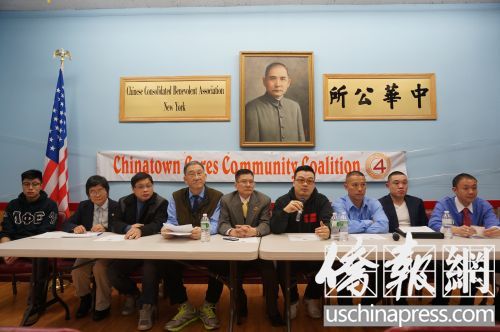 中國僑網(wǎng)華裔關(guān)愛社區(qū)聯(lián)盟與記者會(huì)到場嘉賓合影。(美國《僑報(bào)》/陳辰 攝)