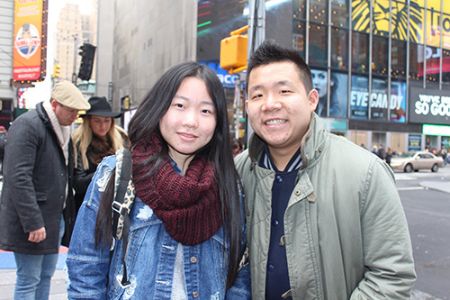 中國僑網(wǎng)加州來紐約旅游的胡同學(xué)和女友,。(美國《僑報》/蘇夏竹 攝)