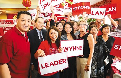 中國僑網(wǎng)董晗鵬13歲隨父母從上海移民到加拿大,。他在2014年6月的安省省選中獲勝,,成為第一位具有大陸背景的省議員。圖為董晗鵬(左一)獲選勝利后與支持者合影,,左二為第一位華裔省議員黃景培,。