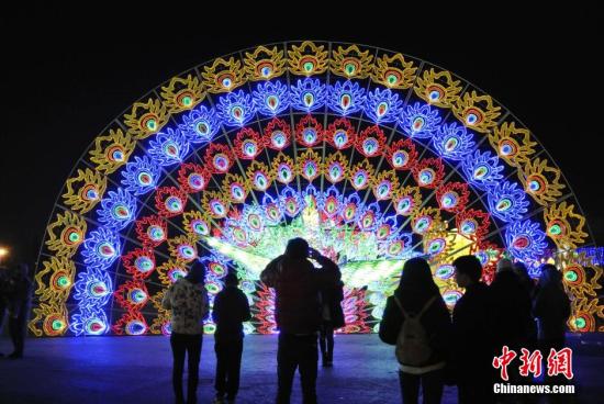 中國僑網(wǎng)當(dāng)?shù)貢r間1月1日,,美國加州首府沙加緬度博覽中心舉行“天下華燈”嘉年華。由美國國際文化交流集團(tuán)主辦,、來自四川自貢的中國傳統(tǒng)民間藝術(shù)-彩燈展已是第四年進(jìn)入美國,,民眾可以在圣誕節(jié)和新年期間欣賞彩燈裝飾的世界風(fēng)情。中新社發(fā) 劉丹 攝