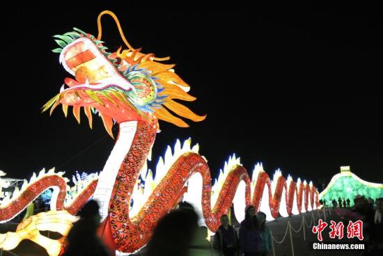 中國僑網(wǎng)當(dāng)?shù)貢r間1月1日,美國加州首府沙加緬度博覽中心舉行“天下華燈”嘉年華,。由美國國際文化交流集團(tuán)主辦,、來自四川自貢的中國傳統(tǒng)民間藝術(shù)-彩燈展已是第四年進(jìn)入美國,民眾可以在圣誕節(jié)和新年期間欣賞彩燈裝飾的世界風(fēng)情,。中新社發(fā) 劉丹 攝