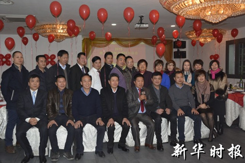 中國僑網(wǎng)文成會(huì)會(huì)長(zhǎng)團(tuán)成員向祖國人民拜年。(意大利《新華時(shí)報(bào)》)