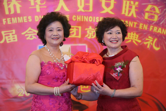 中國僑網(wǎng)錢美蓉將會印交付潘笑黎。(法國《歐洲時報》