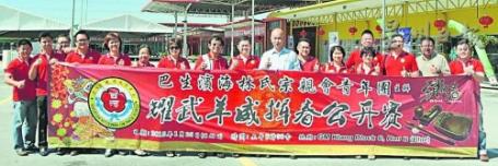 中國僑網(wǎng)巴生濱海林氏宗親會揮春比賽將在GM批發(fā)城舉行,。左八起為林玉發(fā),、林建金、林成國,、林國旺及林梅珠,。(馬來西亞《星洲日報》)