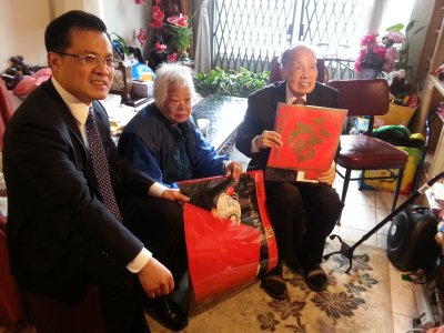 中國僑網(wǎng)中國駐芝加哥總領(lǐng)事趙衛(wèi)平(左)16日向林鈞堂(右)及其家人拜早年,。(美國《世界日報》/高潔 攝)