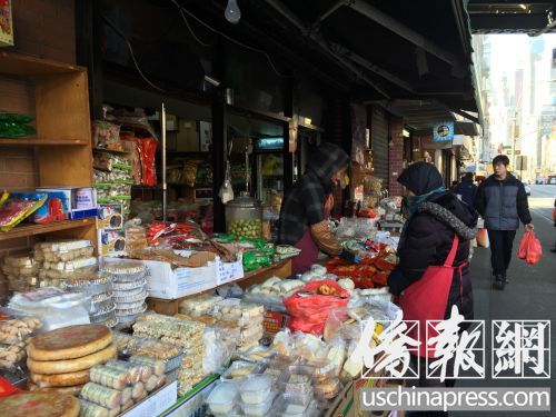 中國僑網(wǎng)街邊商販擔心雨雪生意受影響,。(美國《僑報》/蘇夏竹 攝)