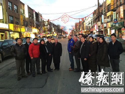 中國僑網(wǎng)紐約州眾議員白彼得宣布布魯克林八大道迎農(nóng)歷新年街燈點(diǎn)亮活動正式開始,。(美國《僑報(bào)》/宋?D 攝)
