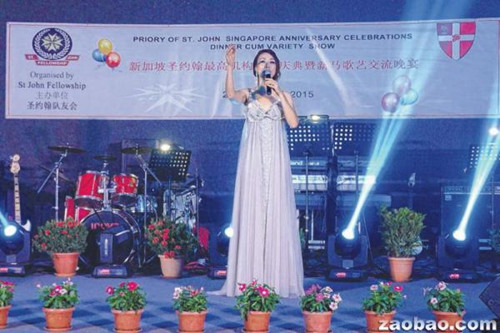 中國(guó)僑網(wǎng)在慈善晚會(huì)上,鄭評(píng)鎂的兩首歌《親密愛(ài)人》和《女人花》,,贏得喝彩,。(新加坡《聯(lián)合早報(bào)》/薛之白 攝)