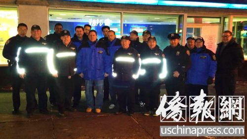 中國僑網(wǎng)66分局在新春前將繼續(xù)不定時(shí)出動(dòng)警員,輔警以及布碌侖亞裔民安隊(duì)在八大道巡邏。(美國《僑報(bào)》/宋?D 攝)