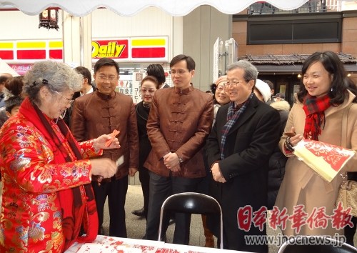 中國(guó)僑網(wǎng)程永華大使問(wèn)候來(lái)自國(guó)內(nèi)的剪紙藝術(shù)大師,,與新澙民眾互動(dòng),。(張桐 攝)