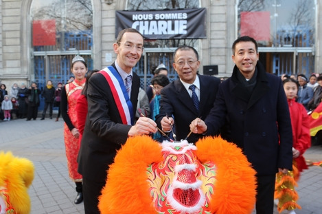 中國(guó)僑網(wǎng)李平公參(中)、沃格蘭區(qū)長(zhǎng)(左)、黃小中會(huì)長(zhǎng)為舞獅點(diǎn)睛,。(《歐洲時(shí)報(bào)》孔帆/攝)