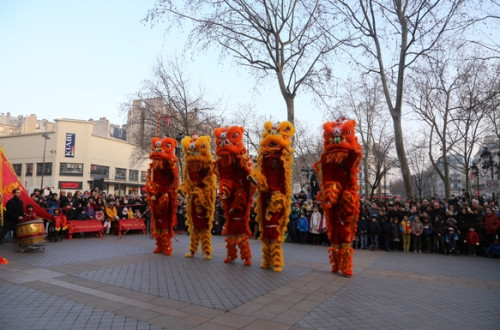 中國(guó)僑網(wǎng)雄獅飛舞吸引了街區(qū)居民,。(《歐洲時(shí)報(bào)》孔帆/攝)
