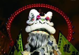 中國(guó)僑網(wǎng)1月30日,,舞獅隊(duì)在閃爍紅色燈光的英國(guó)“倫敦眼”前表演,。當(dāng)晚,英國(guó)倫敦泰晤士河畔的“倫敦眼”亮起彩燈,,慶祝中國(guó)春節(jié)的到來,。