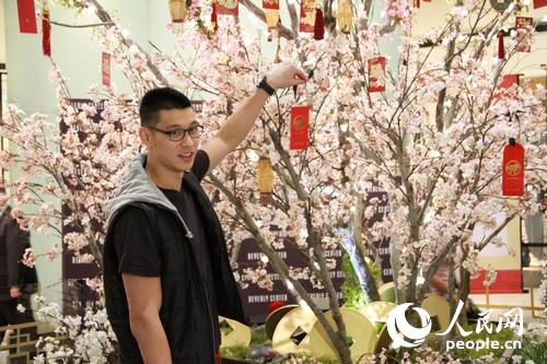 中國僑網(wǎng)湖人隊(duì)華裔球星林書豪將祝福掛在許愿樹上,。廖政軍攝
