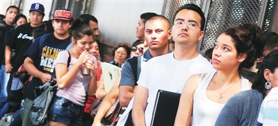 中國僑網(wǎng)圖為在美國加州洛杉磯,,奧巴馬政府的青少年非法移民暫緩遣返及合法工作新計(jì)劃當(dāng)天正式接受申請(qǐng),?!D片來源:觀察者網(wǎng)