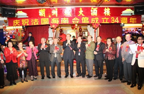 中國僑網(wǎng)會長團(tuán)為大家拜年。(法國《歐洲時(shí)報(bào)》/黃冠杰 攝)