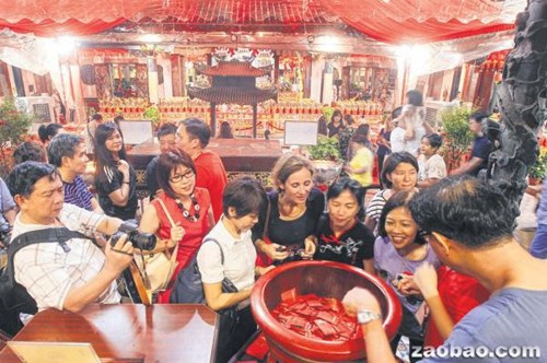 中國僑網(wǎng)福建會館邀請非華族、旅居新加坡的外國人和游客走入天福宮,,了解大年初九福建人祭拜天公的儀式,。(新加坡《聯(lián)合早報》/周柏榮 攝)