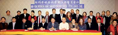 中國(guó)僑網(wǎng)大紐約地區(qū)華裔民眾聚集布魯克林聲援梁彼得。(美國(guó)《星島日?qǐng)?bào)》)