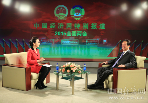 中國僑網(wǎng)全國政協(xié)委員,、全國工商聯(lián)副主席、香港中國商會主席,、香港經(jīng)緯集團(tuán)董事局主席陳經(jīng)緯做客《中經(jīng)在線訪談特別節(jié)目——聚焦2015兩會》/裴小閣攝