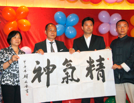 中國(guó)僑網(wǎng)四海同春藝術(shù)團(tuán)少林武僧向巴西華人協(xié)會(huì)送禮物,。(巴西南美僑報(bào)網(wǎng))